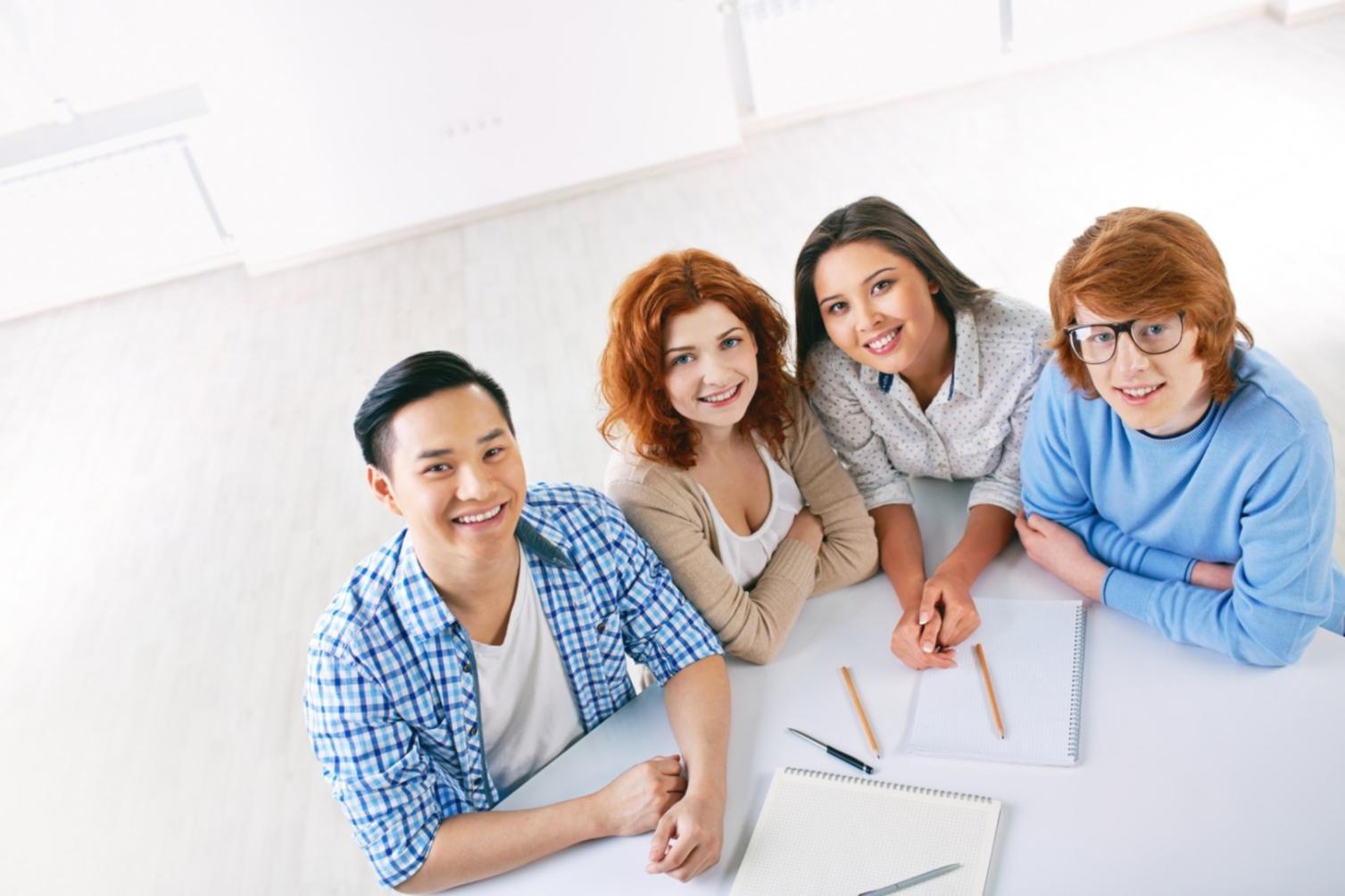 Equipo de kelionpharo trabajando en soluciones de educación financiera personalizada